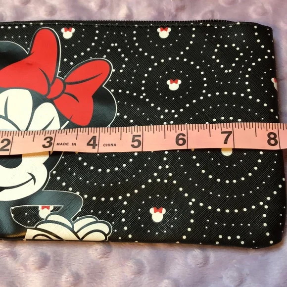 NEW Minnie Mouse Wristlet NWT black, white and red 8” x 6” - Picture 10 of 10